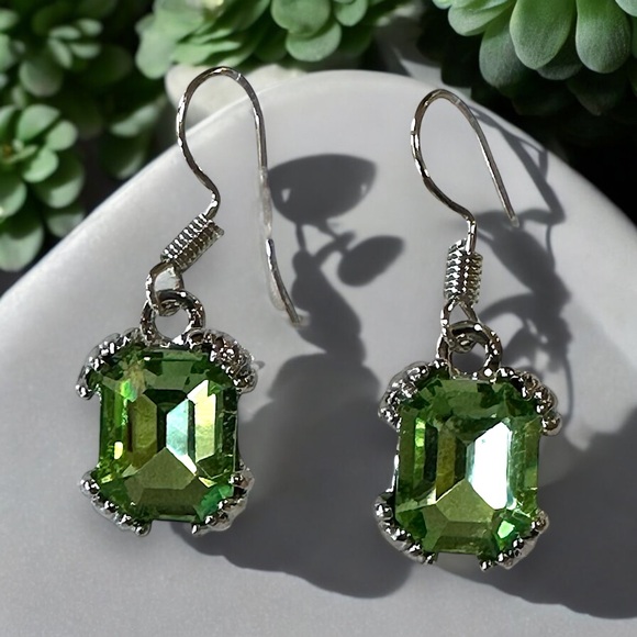 New in. EARRINGS *BRAND-NEW* - Picture 1 of 4